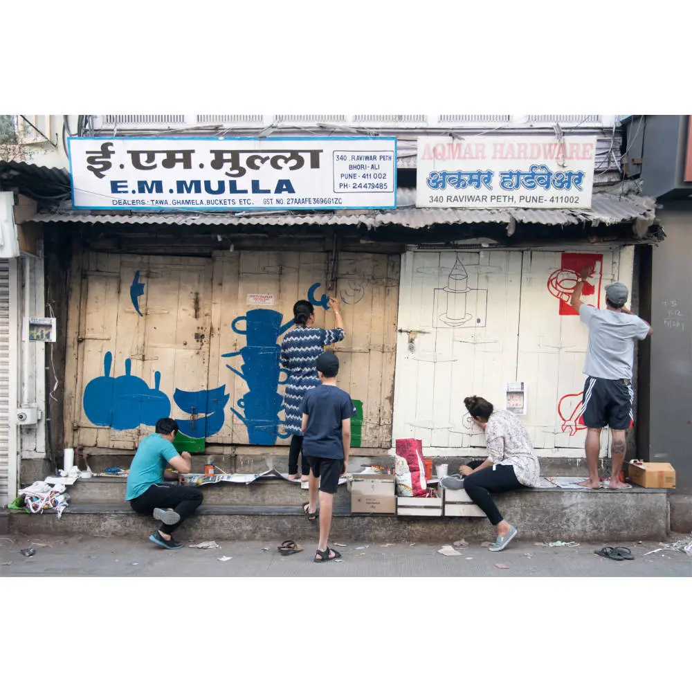 Traditionelle Handbemalung einer Ladentür in Indien
