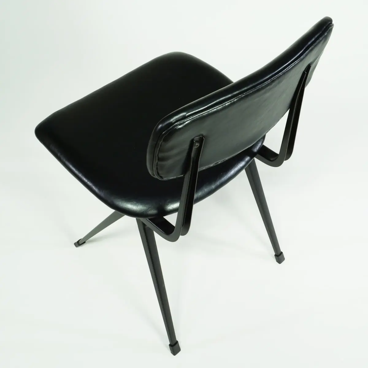 Old School Stuhl im Retro Design, Hollandisches Designstuhl schwarz gepolstert