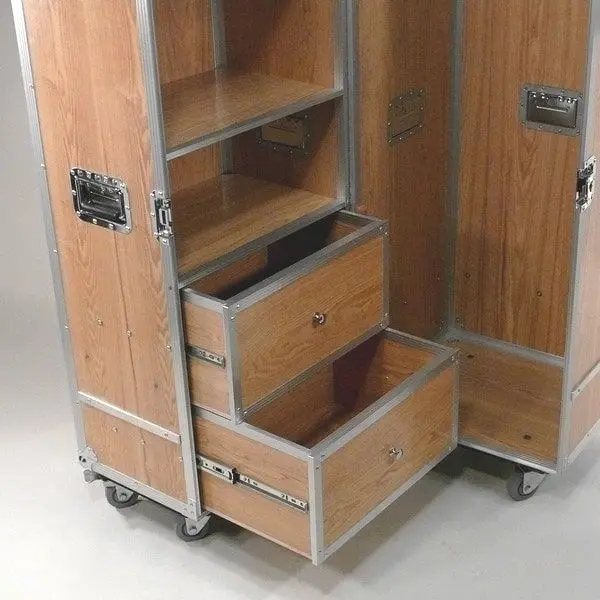 Praktischer Design Garderoben schrank im Flightcase Design aif Rollen, Holz, Alu, Chrome, 2 Schubladen, Ausziehbare Stange, abschliessbar